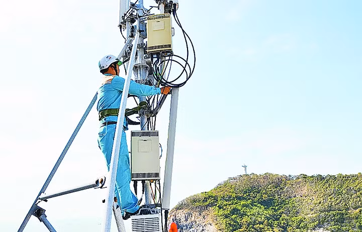 Nhân viên kỹ thuật Viettel lắp đặt thiết bị 4G tại một trạm phát sóng.