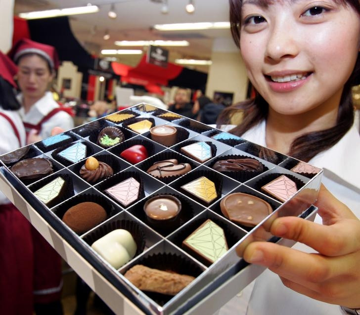 Một nhân viên bán hàng cầm trên tay hộp giri-choco cho dịp lễ Valentine (ảnh: Reuters)