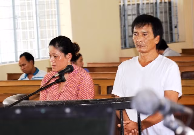 Bị cáo Châu và Luận (phải) tại phiên tòa phúc thẩm, sáng 30-6.