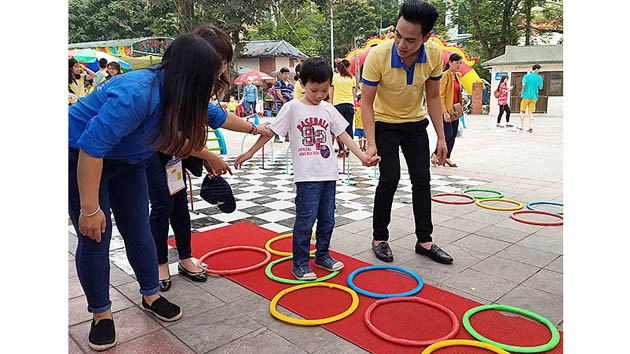 Các tình nguyện viên trẻ đã đến với Ngày hội, hỗ trợ, chung vui cùng các em nhỏ mắc chứng tự kỷ (Ảnh: Phan Linh).