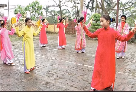 Điệu múa Giáo cờ - Giáo quạtcủa làng Giắng được truyền dạy cho lớp trẻ.