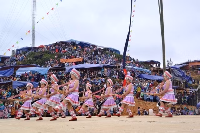 Đông vui hội Gầu Tào ở Pha Long (Lào Cai).