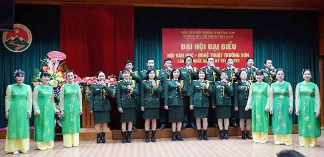 Biểu diễn văn nghệ chào mừng Đại hội Hội Văn học - nghệ thuật Trường Sơn lần thứ nhất.