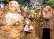 Nhiều người dân đã đến<br>thắp hương và đặt lễ<br>khấn vái trước "tượng Phật"