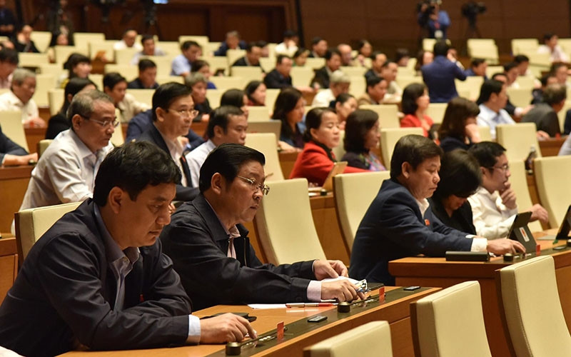 Các đại biểu Quộc hội bấm nút biểu quyết chiều 26-11. (ẢNH: DUY LINH)