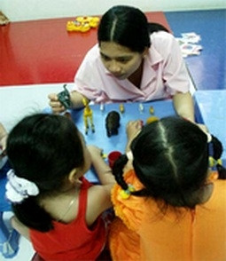 Điều trị tâm lý cho trẻ.