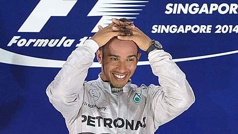 Niềm vui của Lewis Hamilton trên bục nhận giải. (ảnh: Getty Images)