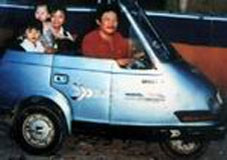 Anh Minh bên chiếc xe tự chế tạo.