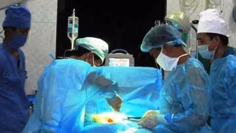 Các bác sĩ Bệnh xá xã Song Tử Tây cấp cứu thành công nạn nhân Tính.