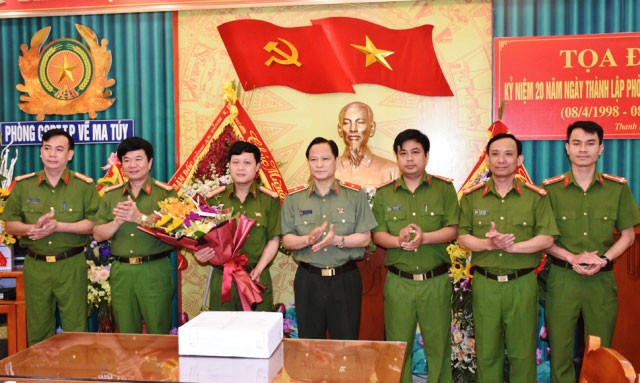 Thiếu tướng Trịnh Xuyên, Giám đốc Công an tỉnh Thanh Hóa chúc mừng và thưởng nóng 20 triệu đồng cho Ban Chuyên án.