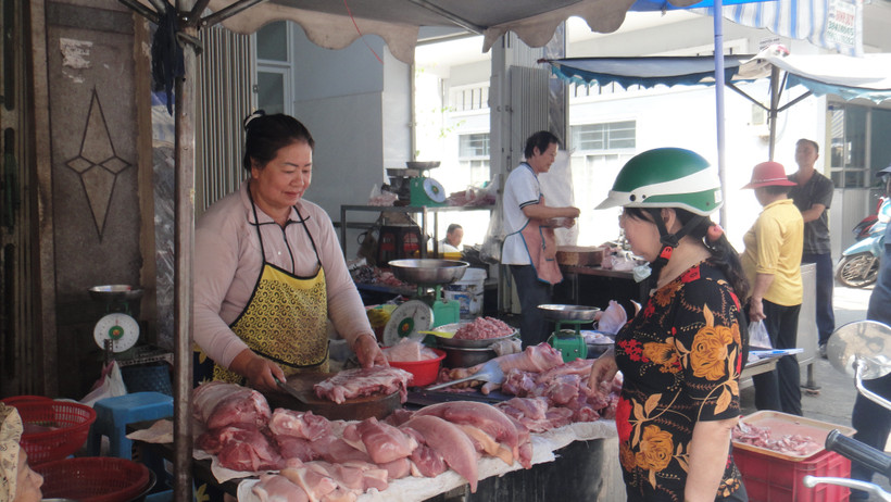 Người dân mua thịt heo tại chợ Bà Chiểu, quận Bình Thạnh.