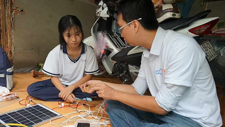 Thầy giáo Tùng đang hướng dẫn học trò cách lắp đặt đèn.