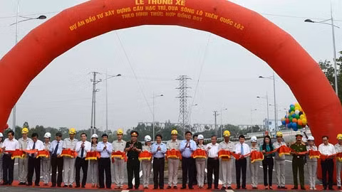 Cắt băng thông xe cầu Việt Trì mới bắc qua sông Lô.