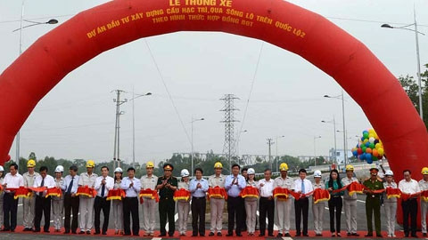 Cắt băng thông xe cầu Việt Trì mới bắc qua sông Lô.