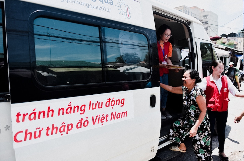 Trên những chiếc xe buýt tránh nóng lưu động, người dân cũng được phát khăn lạnh, nước mát, bình đựng nước miễn phí tiện dụng. Từ 9 giờ đến 14 giờ mỗi ngày, chiếc xe đi đến những điểm tập trung đông n