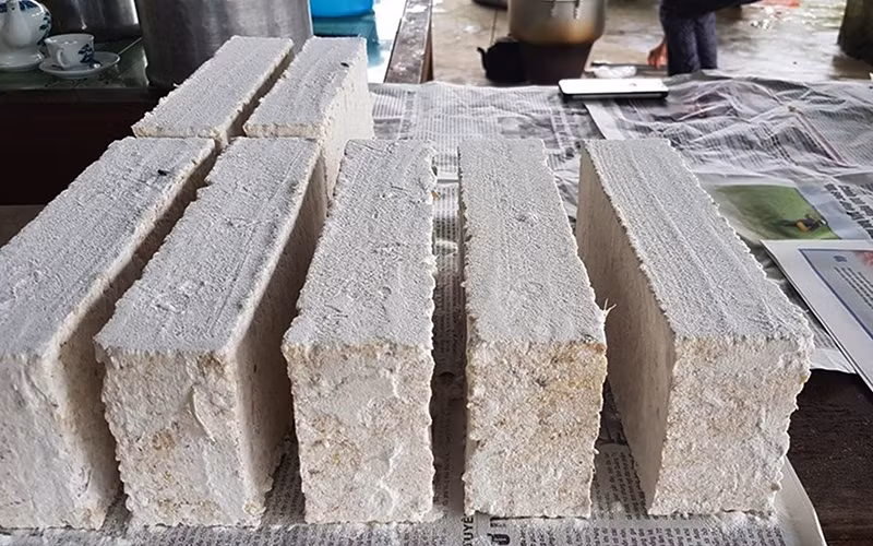 Những hộc bánh mới ra khuôn đang hong nắng.