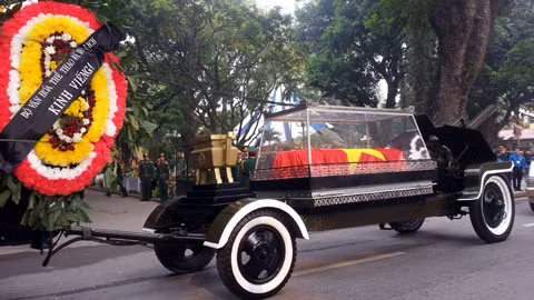 Xe chở linh cữu Đại tướng Võ Nguyên Giáp ghé qua nhà lần cuối.