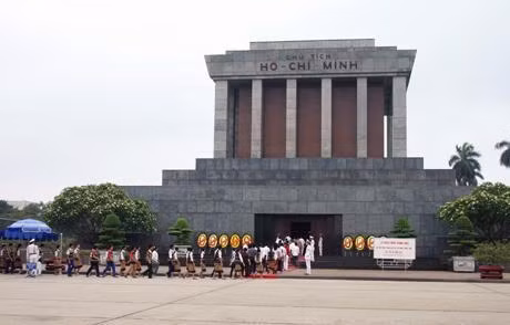 Ðoàn học sinh các tỉnh Tây Nguyên vào Lăng viếng Chủ tịch Hồ Chí Minh. Ảnh: NGUYỄN ÐĂNG