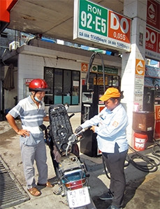  Khách mua xăng E5 tại một cửa hàng xăng, dầu trên đường Trường Chinh, quận Tân Bình, TP Hồ Chí Minh.