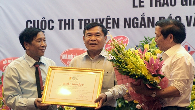 Trao giải nhất Cuộc thi truyện ngắn Báo Văn nghệ 2015 - 2017 tặng tác giả đoạt giải.