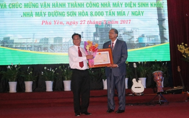 Tiến sĩ V.L.Dutt, Chủ tịch Hội đồng quản trị Công ty KCP (phải) vinh dự được nhận Huân chương Hữu nghị của Chủ tịch nước Cộng hòa xã hội chủ nghĩa Việt Nam.