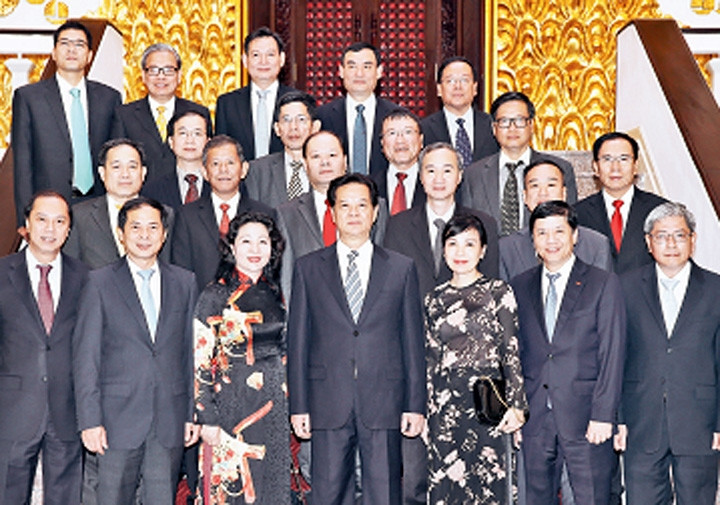 Thủ tướng Nguyễn Tấn Dũng với các Trưởng cơ quan đại diện Việt Nam tại nước ngoài.