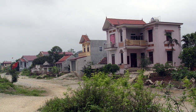 Những hộ dân xã Ninh Nhất sau khi nhận tiền đền bù GPMB đã xây nhà kiên cố nhưng vẫn đi khiếu kiện.