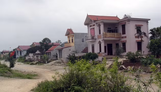 Những hộ dân xã Ninh Nhất sau khi nhận tiền đền bù GPMB đã xây nhà kiên cố nhưng vẫn đi khiếu kiện.