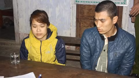 Nguyễn Thị Thơm và Nguyễn Khắc Quyết tại cơ quan công an.