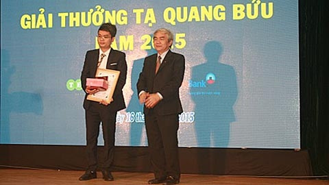 Bộ trưởng KH và CN Nguyễn Quân trao giải nhà khoa học trẻ, Giải thưởng Tạ Quang Bửu, năm 2015 cho PGS,TSKH Phạm Hoàng Hiệp. (ảnh: Dân Trí)