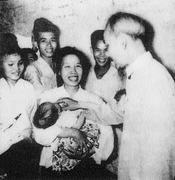 Bác Hồ với mẹ con cô Lê Hiền Đức,
tháng 6-1956.