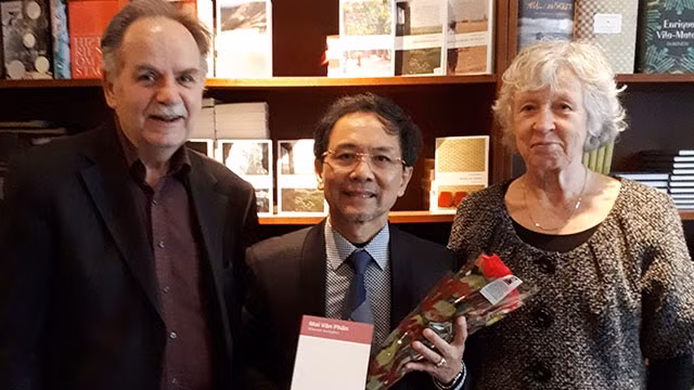 Từ trái sang: Nhà văn Styrbjörn Gustafsson - Giám đốc NXB Tranan, nhà thơ Mai Văn Phấn, chị Eva Lindskog - Chủ tịch Ủy ban Thụy Điển vì Việt Nam, Lào, Campuchia.