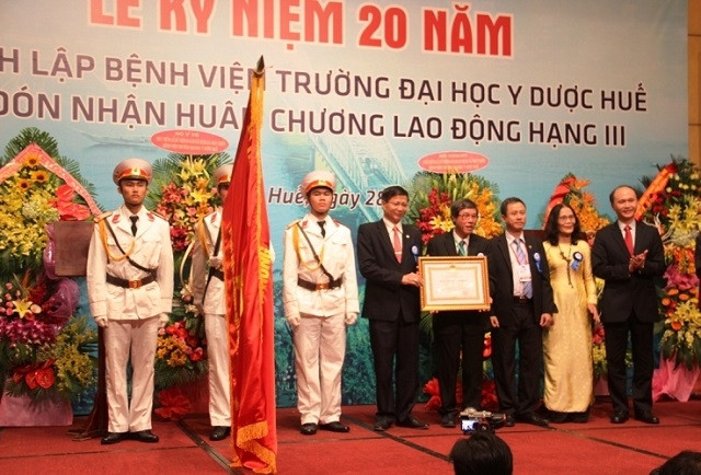 Thừa ủy quyền của Chủ tịch nước, Thứ trưởng Y tế Lê Quang Cường trao Huân chương Lao động hạng Ba cho nhà trường.