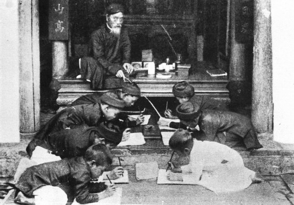 Thầy đồ dạy học. Ảnh: TL