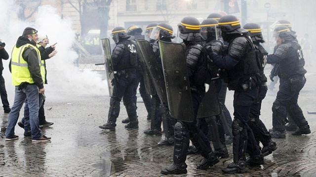 Người biểu tình đụng độ với cảnh sát trên đường phố Paris. Ảnh: CNN