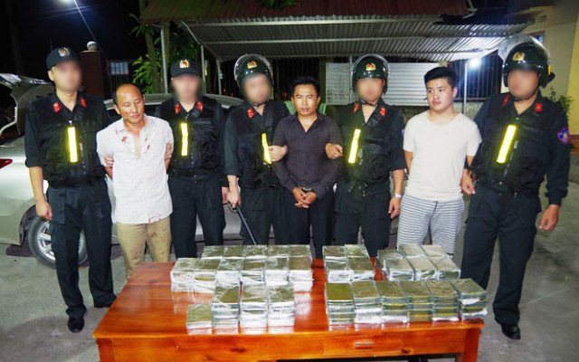 Các đối tượng cùng tang vật vụ án.