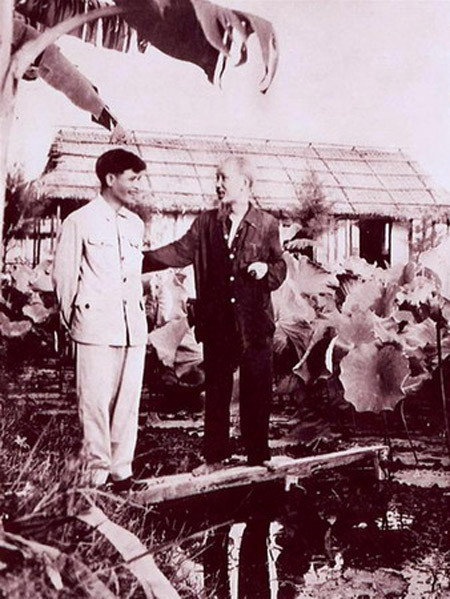 Chủ tịch Hồ Chí Minh và Đại tướng Nguyễn Chí Thanh.