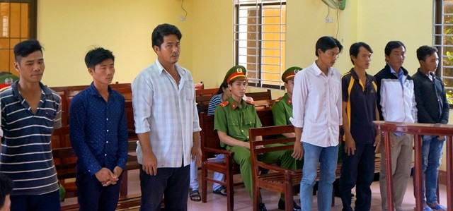 Các bị cáo trộm cắp sò huyết nghe tuyên án.