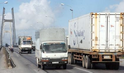 Mỗi ngày có hàng chục nghìn xe đủ các loại trọng tải qua lại trên cầu Kiền.