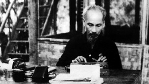 Chủ tịch Hồ Chí Minh làm việc tại chiến khu Việt Bắc trong thời kỳ kháng chiến chống thực dân Pháp. Ảnh tư liệu