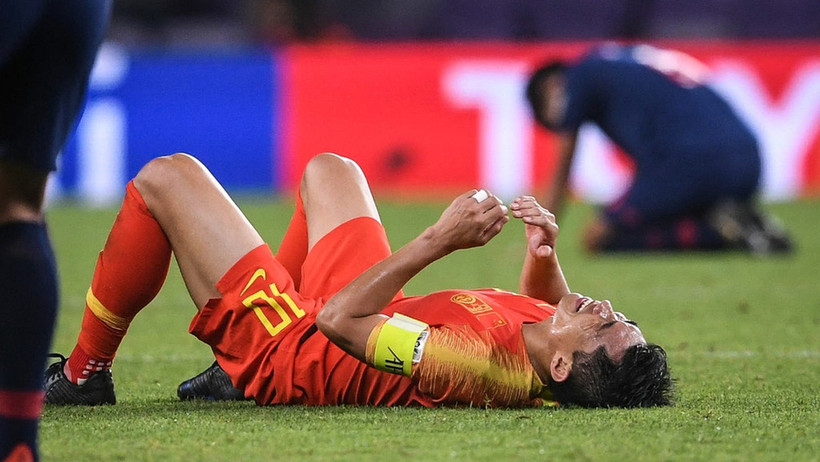 Lão tướng 38 tuổi Zheng Zhi bị căng cơ trong trận thi đấu với ĐT Thái-lan. Ảnh: Sina