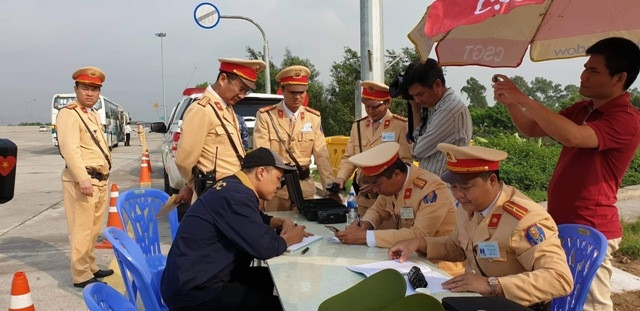 Lực lượng Cục CSGT tiến hành kiểm tra tài xế các xe tải trên tuyến đường cao tốc Hà Nội - Hải Phòng.