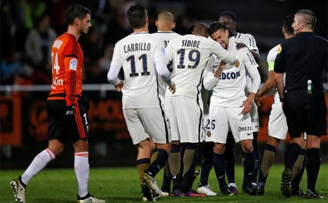 Gabriel Boschillia (số 26) ăn mừng bàn thắng với các đồng đội. (Ảnh: Reuters)