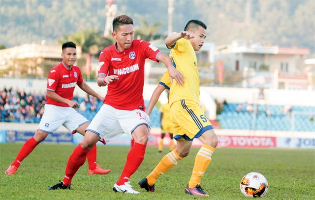 Pha tranh bóng giữa cầu thủ hai đội Than Quảng Ninh và Sông Lam Nghệ An (áo vàng). Ảnh: GIA HƯNG
