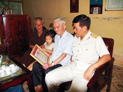 Cụ Nguyễn Văn Chiền (người thứ hai,
phải sang) cùng các con, cháu
trong Đoàn quân nhạc.