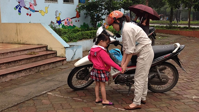 Nhiều công nhân canh cánh nỗi lo về việc học hành của con sao cho thuận tiện, tiết kiệm.