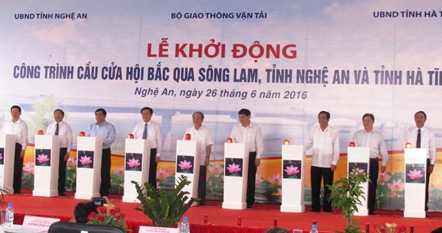 Nguyên Chủ tịch Quốc hội Nguyễn Sinh Hùng và Phó Thủ tướng Chính phủ Vương Đình Huệ bấm nút khởi động dự án.