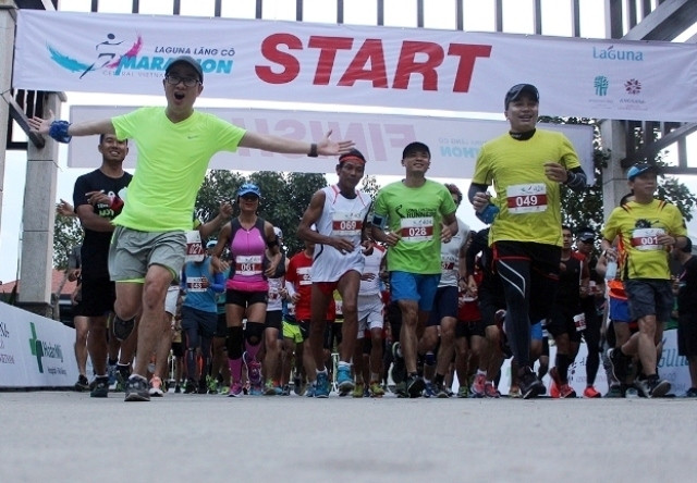Các vận động viên Marathon chạy 42km xuất phát đầy hứng khởi trước độ hấp dẫn của toàn chặng thi vào lúc 6 giờ.