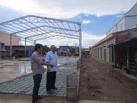 Chợ cầu số 2, huyện Hòa Bình, Bạc Liêu, thi công dở dang do bị ngăn cản.