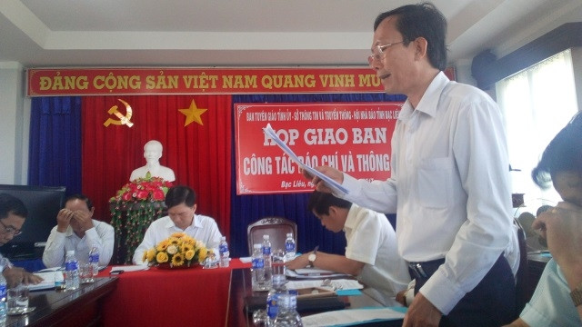 Phó giám đốc Sở GD-ĐT Bạc Liêu Võ Thanh Giang trả lời câu hỏi của các PV tại cuộc họp báo ngày 17-9. 